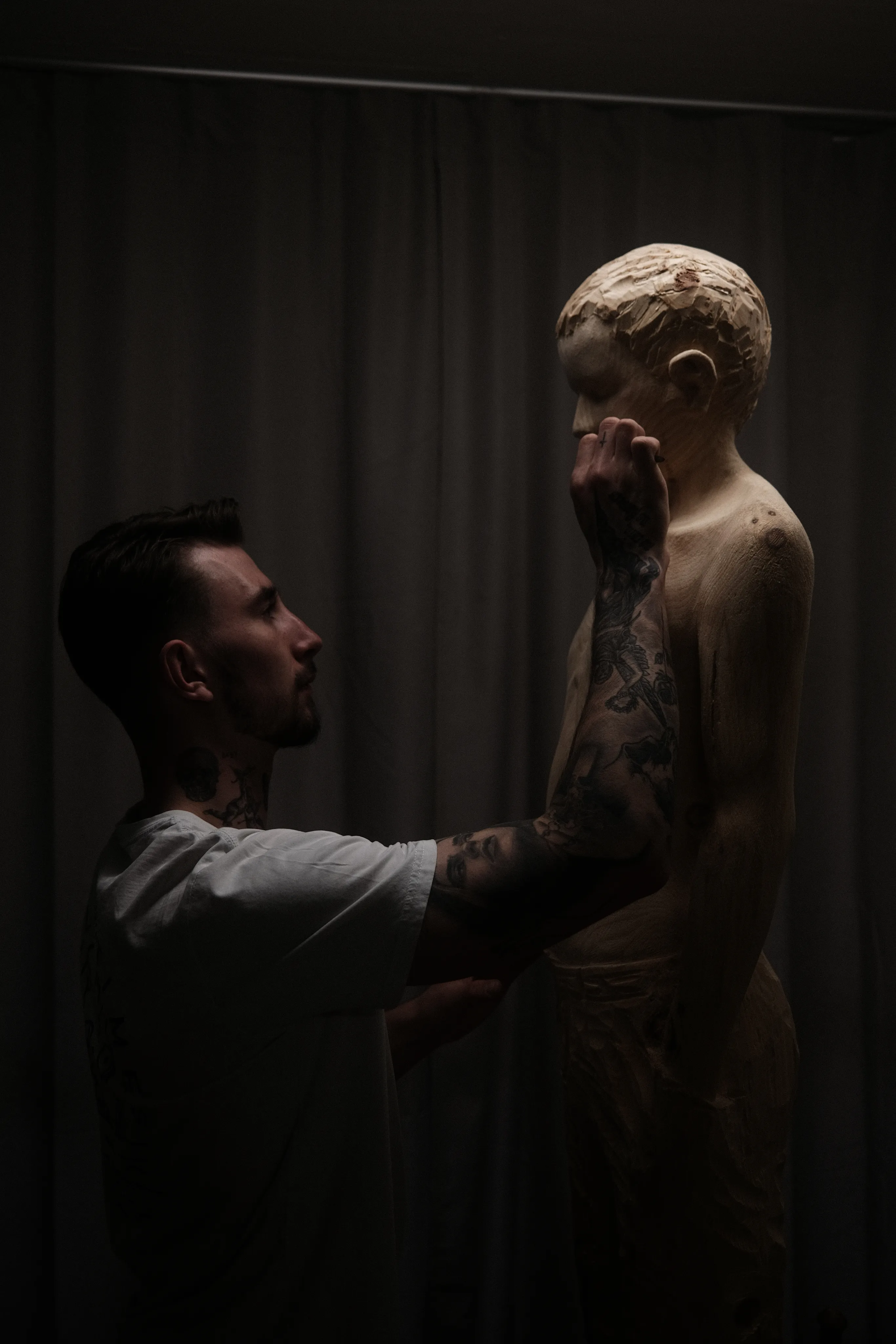 Rupert Elias Kreuzer bei der Arbeit an einer Holzskulptur