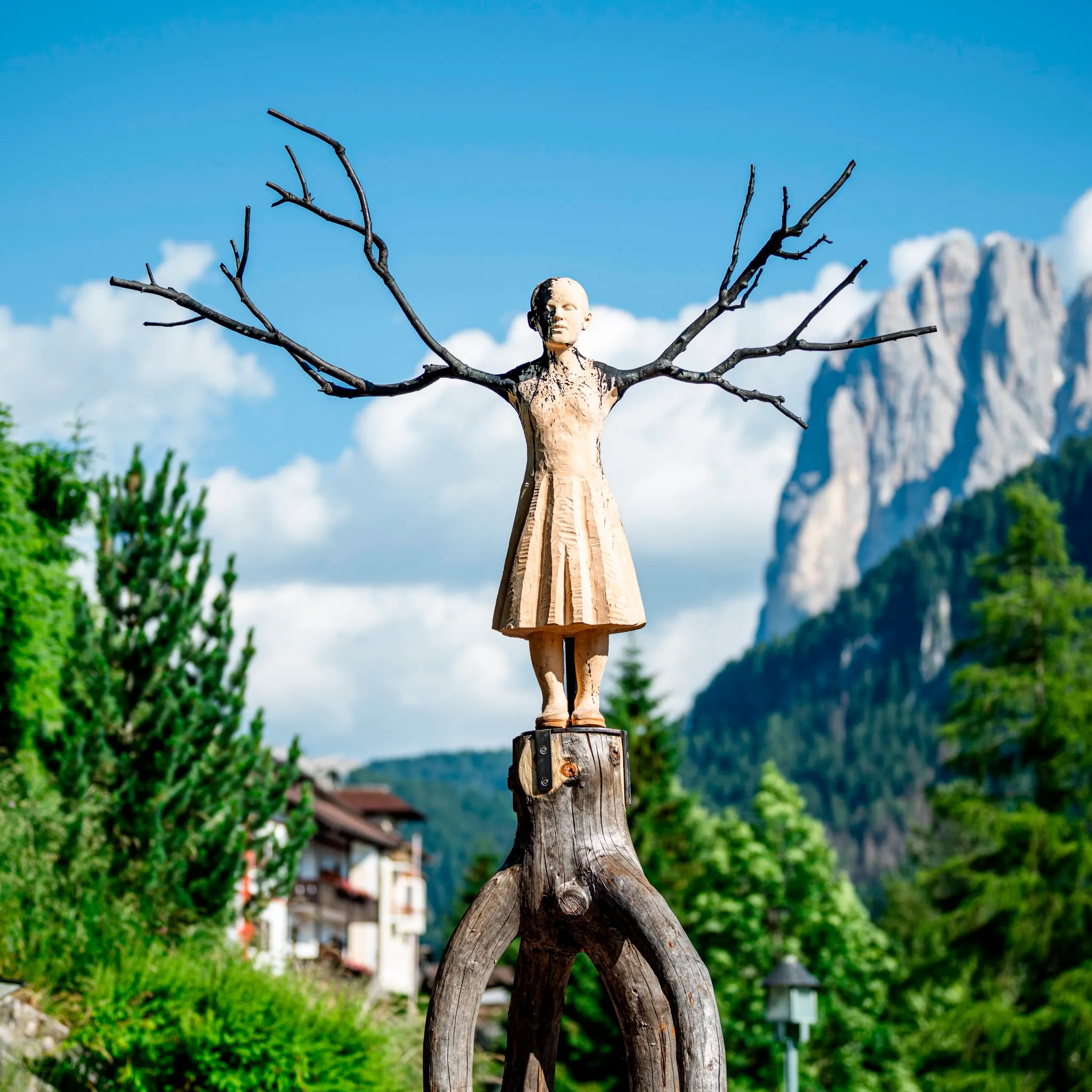 Skulptur im Außenraum bei Idea Unika 2025